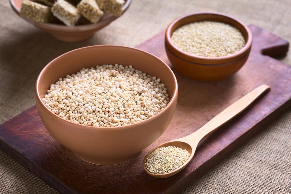 QUINOA 1/2 šálku této vařené potraviny má: 440 kilojoulů, 20 g sacharidů, 2,5 g vlákniny. Quinoa obsahuje bílkoviny a také všech devět esenciálních aminokyselin, které vaše tělo potřebuje mimo jiné k budování svalové hmoty. Skvěle sytí.