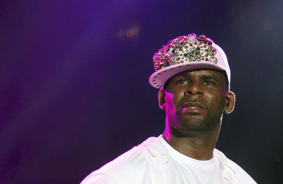 Hudebník R. Kelly byl obviněn ze zneužívání dívek