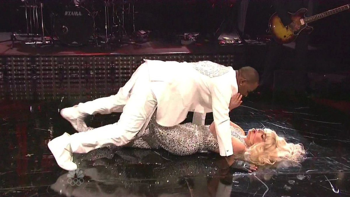 R. Kelly a Lady Gaga v Saturday Night Live.