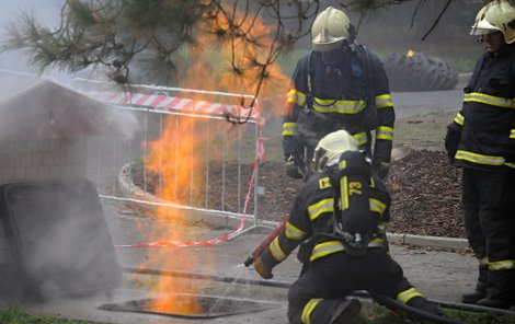 Hasiči likvidují plameny, které šlehaly až do výšky sedmi metrů.