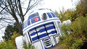 Na Folimance přistál robot ze Star Wars. R2D2 je počinem neznámého umělce, Praha 2 v tom prsty nemá.