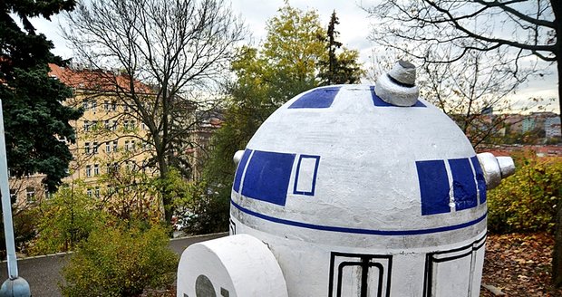 Na Folimance přistál robot ze Star Wars. R2D2 je počinem neznámého umělce, Praha 2 v tom prsty nemá.