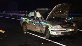 Řidička na R7 narazila do policejního auta.