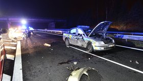 Řidička na R7 narazila do policejního auta.