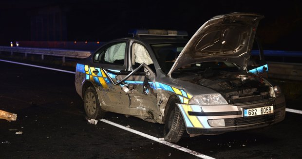 Řidička narazila na Kladensku do policistů. Odkláněli dopravu kvůli jiné nehodě