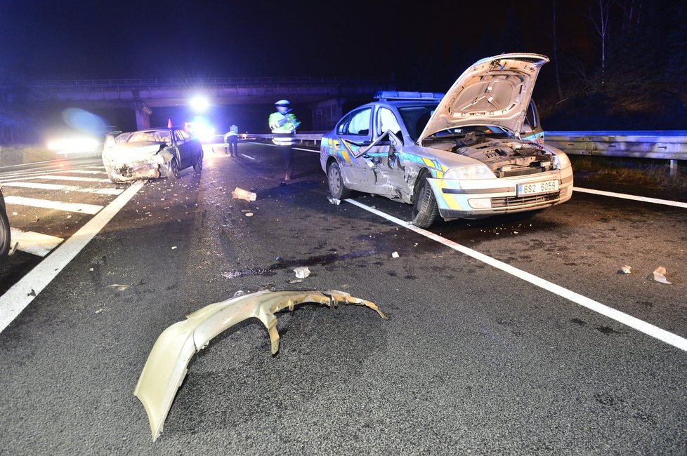 Řidička na R7 narazila do policejního auta.