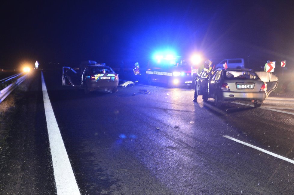 Řidička na R7 narazila do policejního auta.