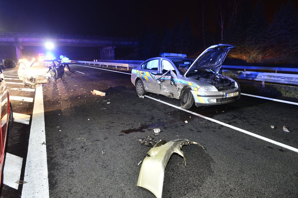 Řidička na R7 narazila do policejního auta.