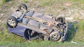Havarovaný Renault, ve kterém zemřel Dan Ryč (25) a jeho spolujezdkyně Mirka Š. byla těžce zraněna