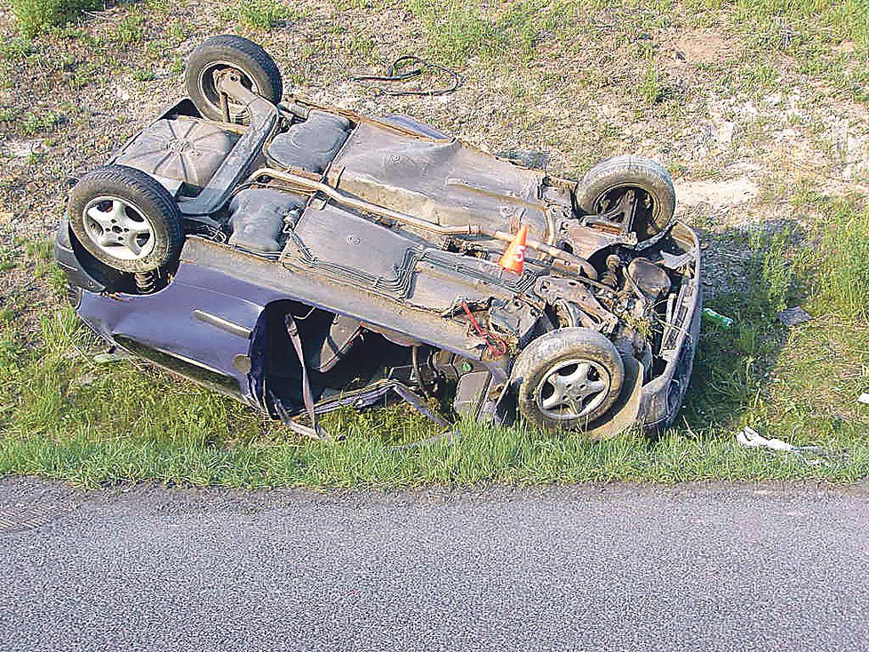 Havarovaný Renault, ve kterém zemřel Dan, jeho přítelkyně Mirka přežila s těžkým zraněním