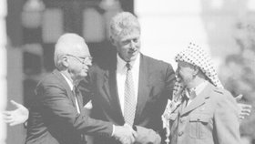 Izraelský prezident Jicchak Rabin a šéf Organizace pro osvobození Palestiny (OOP) Jásir Arafat se setkali 13. září 1993 ve Washingtonu před Bílým domem za účasti amerického prezidenta Billa Clintona.