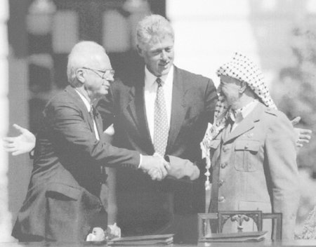 Izraelský prezident Jicchak Rabin a šéf Organizace pro osvobození Palestiny (OOP) Jásir Arafat se setkali 13. září 1993 ve Washingtonu před Bílým domem za účasti amerického prezidenta Billa Clintona.