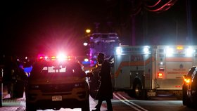 Uprostřed oslav svátku chanuka vtrhnul do domu rabína v New Yorku maskovaný muž a nožem pobodal pět lidí