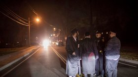 Uprostřed oslav svátku chanuka vtrhnul do domu rabína v New Yorku maskovaný muž a nožem pobodal pět lidí