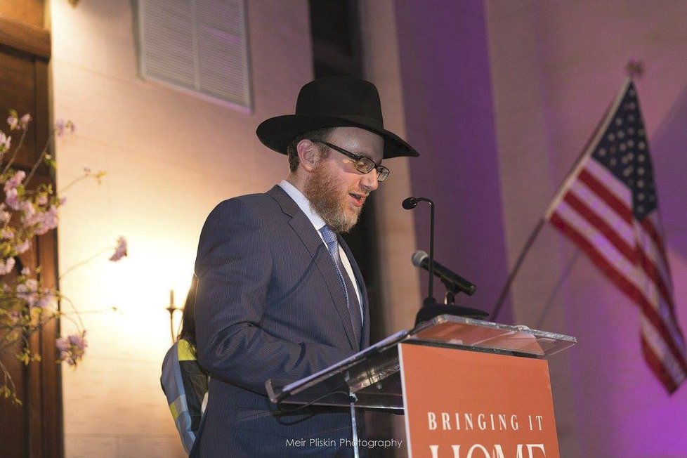 Newyorský rabín pořádal ve své synagoze divoké večírky. Od židovské kongregace mu za to hrozí pokuta až půl miliardy korun