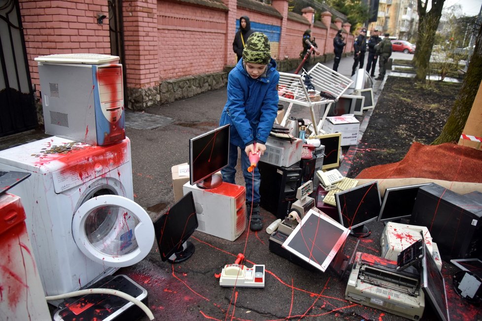 Ukrajinci před ruským konzulátem protestují proti rabování jejich domovů