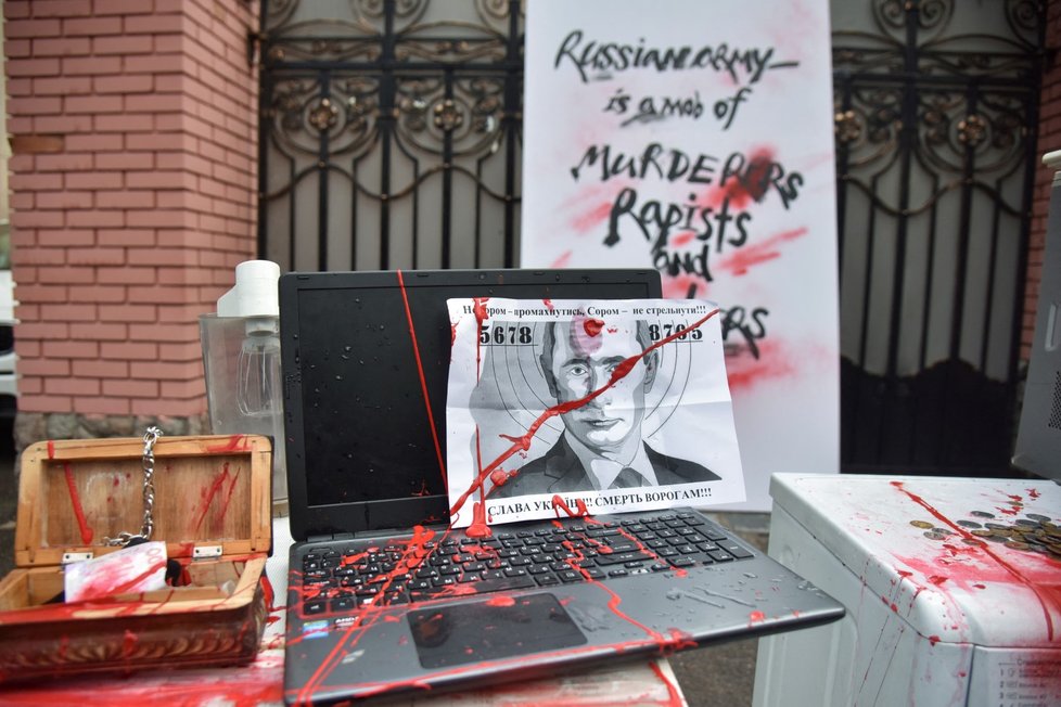 Ukrajinci před ruským konzulátem protestují proti rabování jejich domovů.