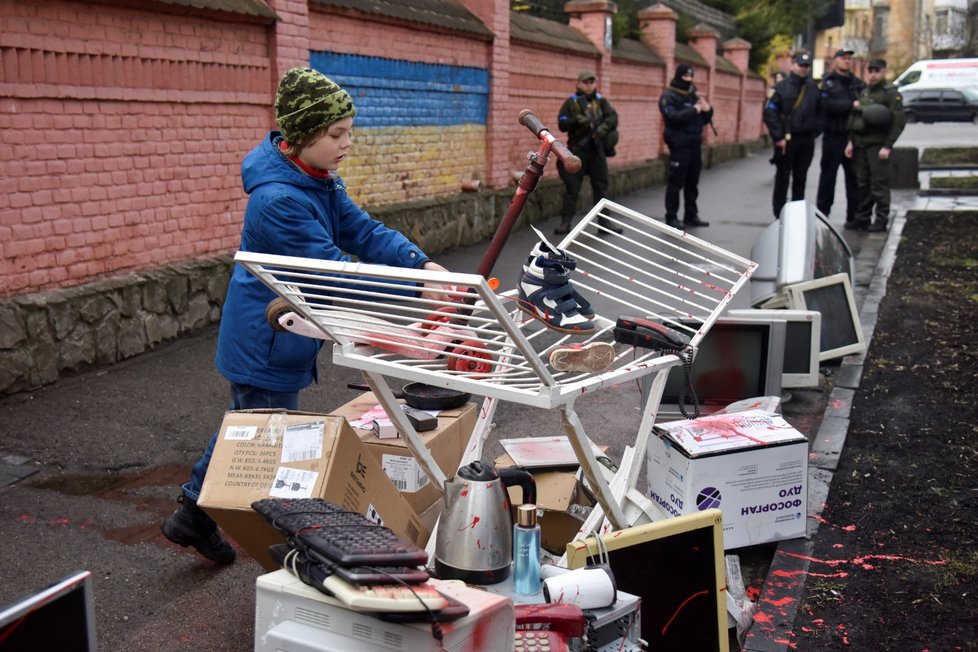 Ukrajinci před ruským konzulátem protestují proti rabování jejich domovů