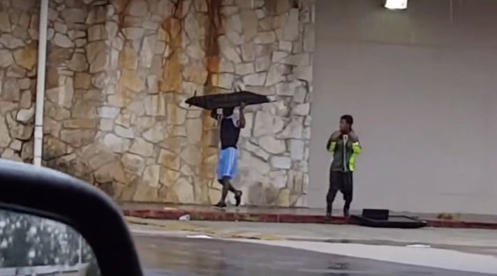 Rabování v zaplaveném Houstonu. Několik kriminálníků zachytil kolemjdoucí na video