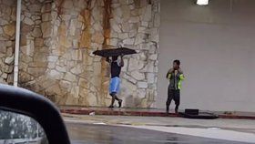 Rabování v zaplaveném Houstonu. Několik kriminálníků zachytil kolemjdoucí na video.