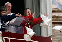 Mír v ohrožení! Papežovy bílé holubice napadl racek a vrána