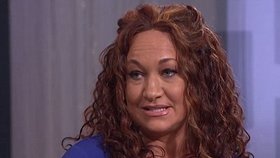 Rachel Dolezal v televizní show The Real přiznala, že se narodila jako běloška. Cítí se ale jako černoška.