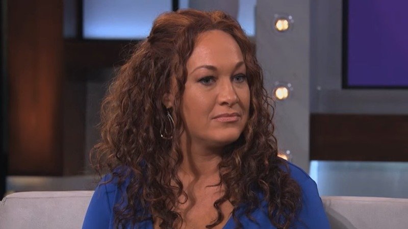 Rachel Dolezal v televizní show The Real přiznala, že se narodila jako běloška. Cítí se ale jako černoška.