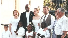 Fotka ze svatby Rachel Dolezal. Na snímku je žena se svým manželem, její rodiče a adoptivní sourozenci.
