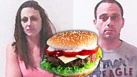Opilé milence přistihli při sexu na parkovišti: Žena si pak snažila obout cheesburger!