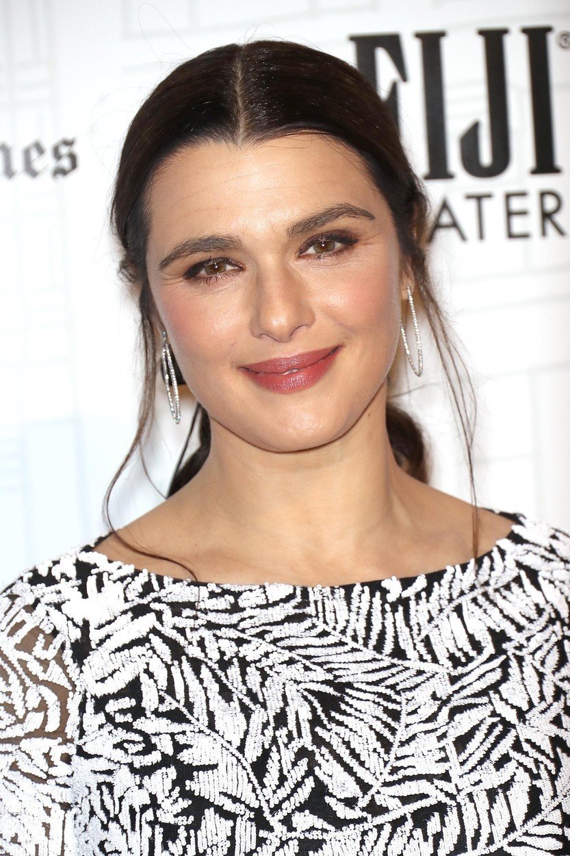 Herečka Rachel Weisz poprvé porodila v 35 letech, další dítě až ve 48.