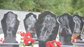 Takhle vypadají náhrobní kameny zemřelých hokejistů zezadu.
