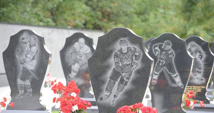 Takhle vypadají náhrobní kameny zemřelých hokejistů zezadu.