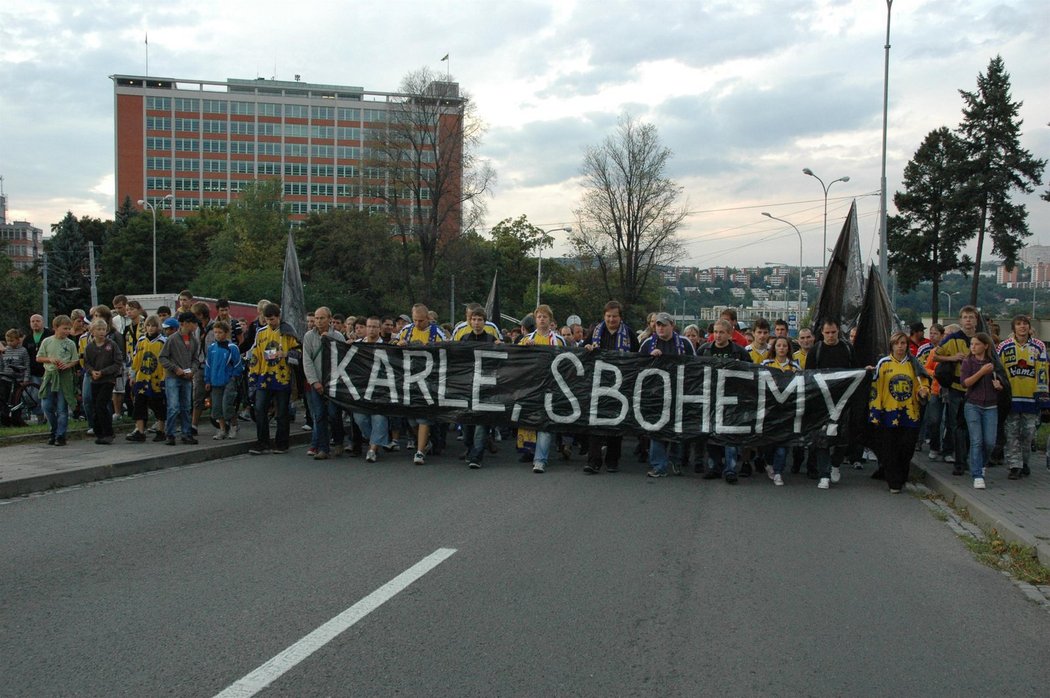 &#34;Karle, sbohem!&#34; Tak se loučili fanoušci se svým rodákem