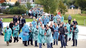 Zatímco loni při pádu letadla svítilo sluníčko, včera smuteční průvod skrápěl déšť