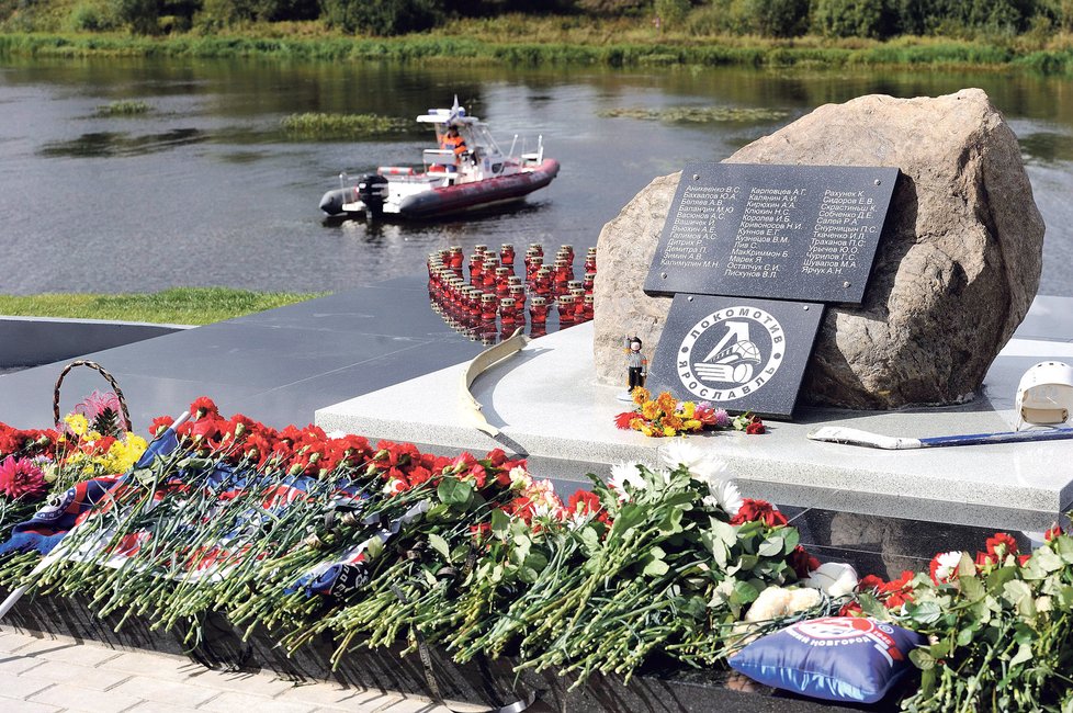 Pomník na místě tragédie včera zasypaly květy od pozůstalých