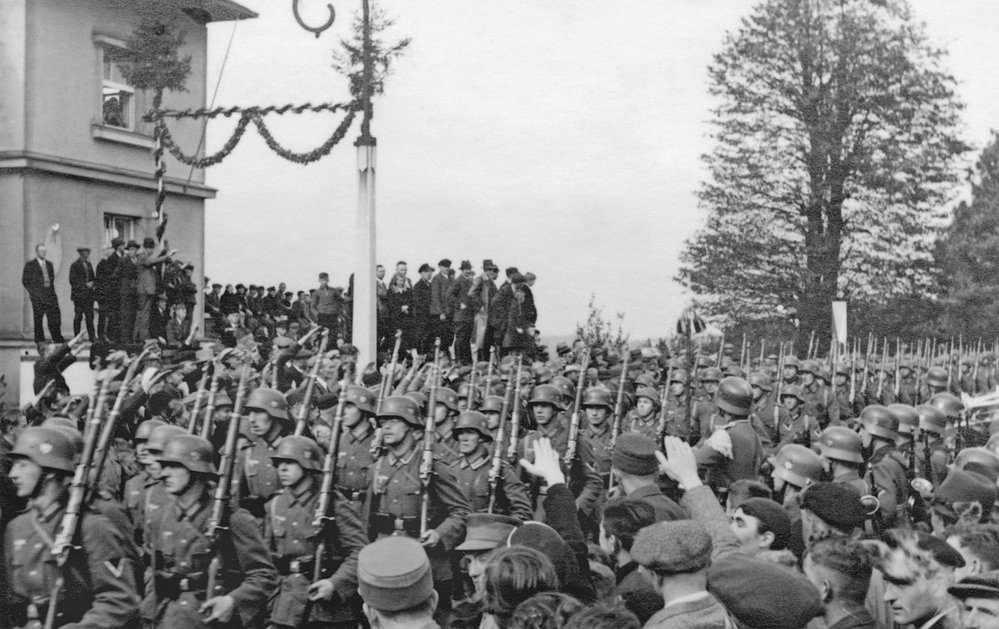 Německé okupační jednotky procházejí okolo celního úřadu v Dolní Lipce při záboru oblasti Králicka dne 10. října 1938.