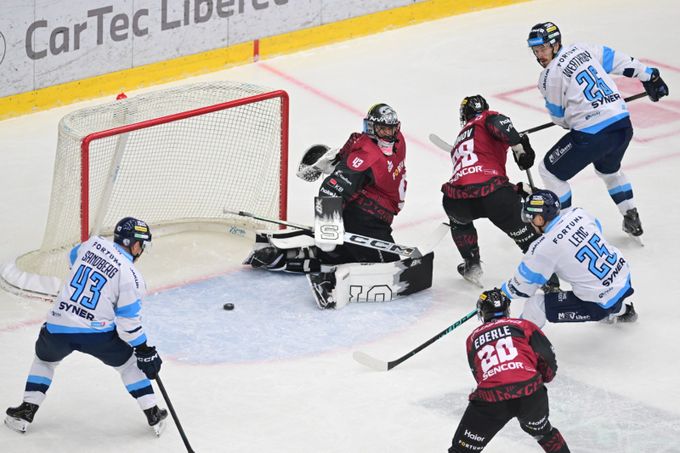 ONLINE: Hořava při premiéře prohrává, Liberec vede nad Spartou. Kladno - Třinec 2:0 ONLINE: Hořava při premiéře prohrává, Liberec vede nad Spartou. Kladno - Třinec 2:0