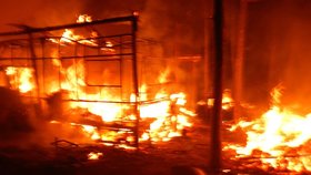 Velký požár v kempu na Orlíku: Hořelo jedenáct karavanů, ozvaly se i výbuchy!