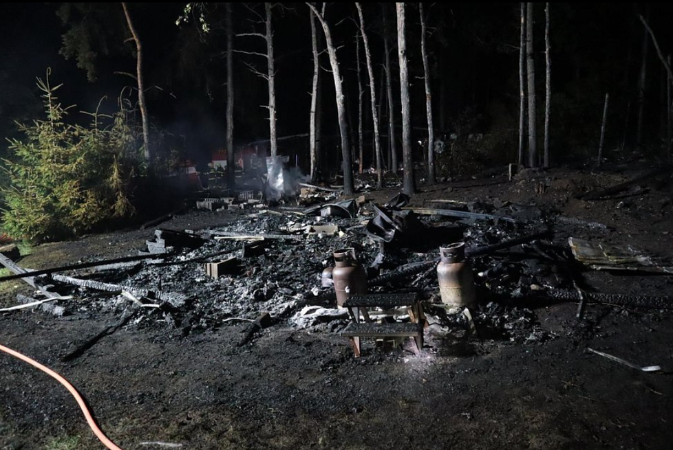 Velký požár v kempu na Orlíku: Hořelo sedm karavanů, ozvaly se i výbuchy!