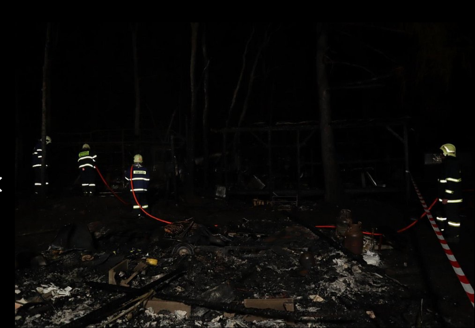 Velký požár v kempu na Orlíku: Hořelo sedm karavanů, ozvaly se i výbuchy!