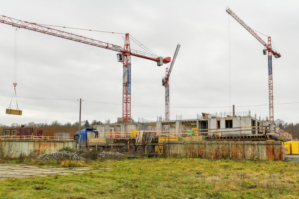 Plzeňská developerská skupina BC Real zahájila stavbu 1500 bytových jednotek ve více než desetihektarovém areálu bývalé papírny u řeky Radbuzy.