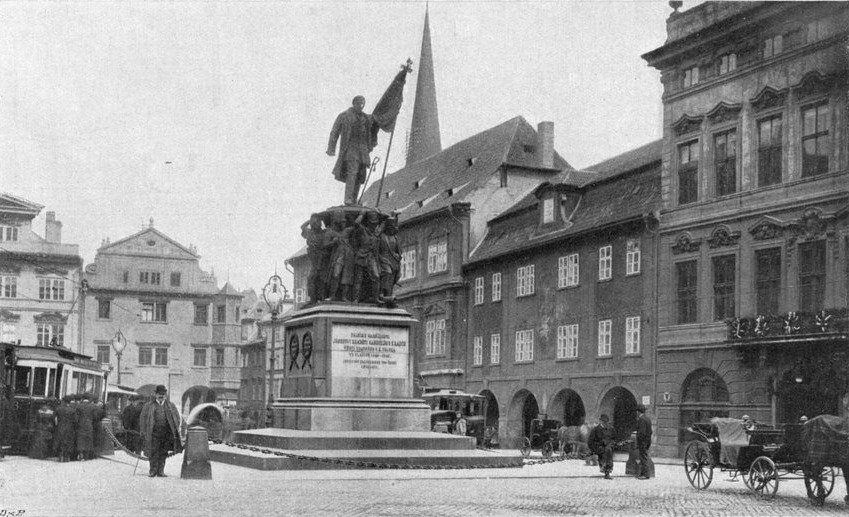 Pomník maršála Radeckého na historických fotografiích