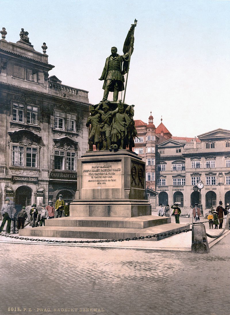 Pomník maršála Radeckého na historických fotografiích