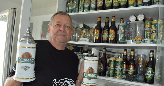 Sběratel Miloslav Pos s částí své rozsáhlé sbírky pivních předmětů, které věnoval pivovaru.