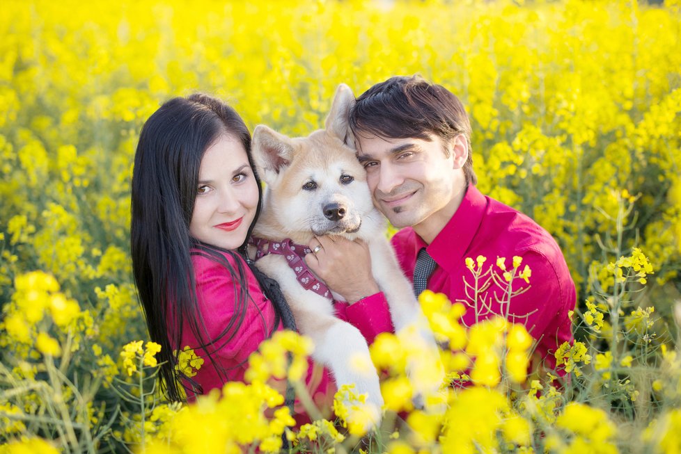 Radek Banga s manželkou a jejich psem.