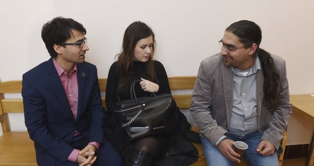 Radek Banga s manželkou a bratrem u soudu