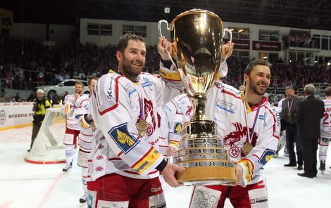 Radek Bonk (vlevo), Ladislav Kohn a mistrovský pohár. Bude se tahle scéna třineckých oslav opakovat i na jaře?