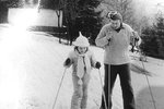 1983 - Táta učí malou Rolu na běžkách