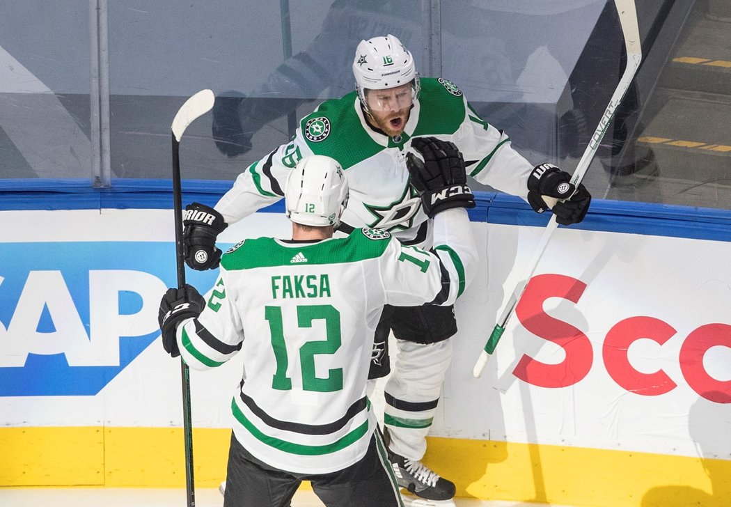 Radek Faksa a Joe Pavelski oslavují vstřelenou branku ve čtvrtém utkání s Calgary