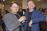 Po znovuobnovené premiéře se Radek Holub a Miroslav Vladyka osvěžili pivkem